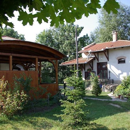 Dabasi Lovas Vendégház Extérieur photo