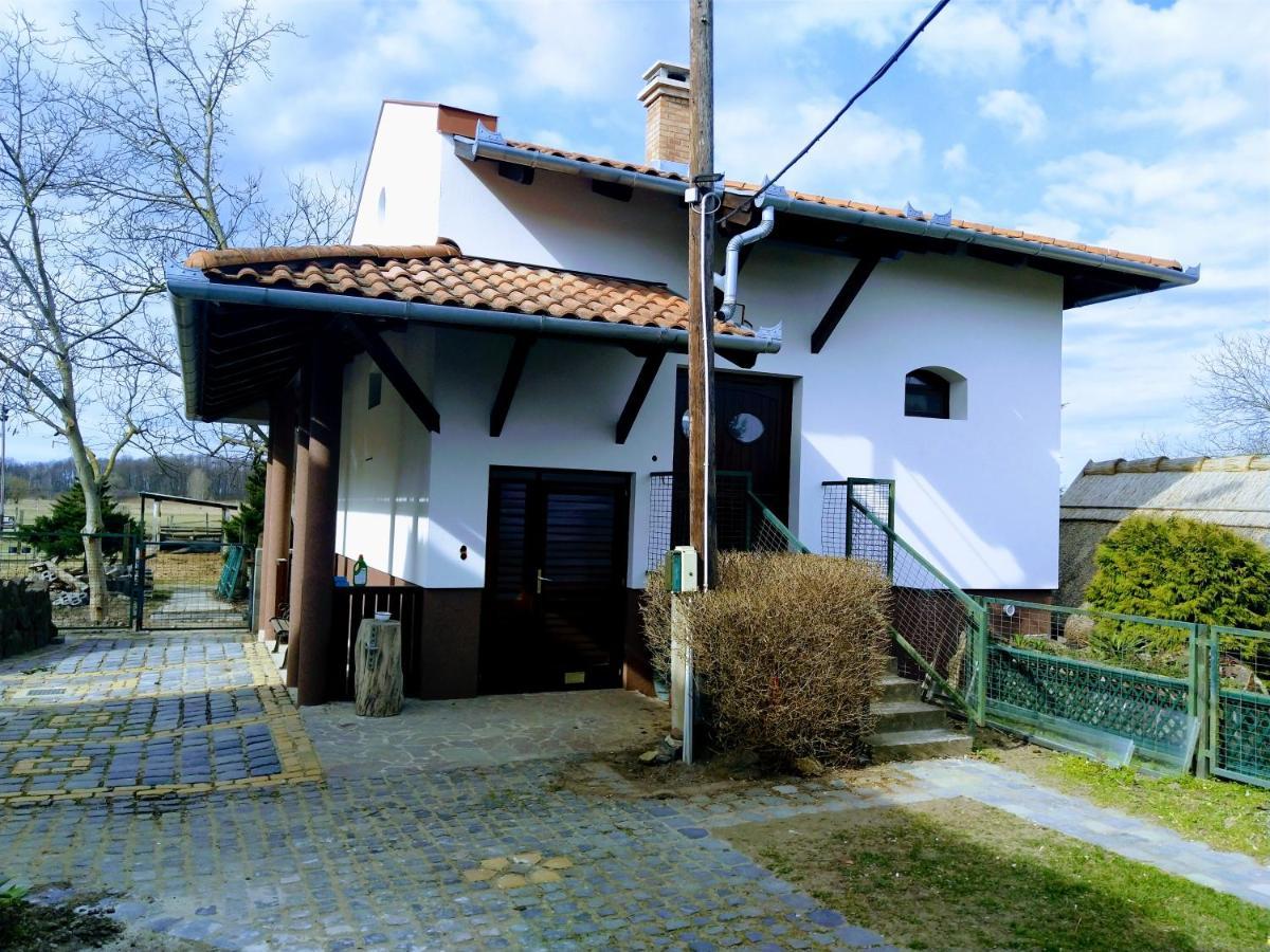 Dabasi Lovas Vendégház Extérieur photo