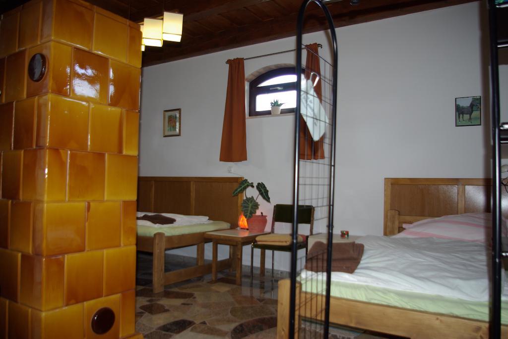 Dabasi Lovas Vendégház Chambre photo