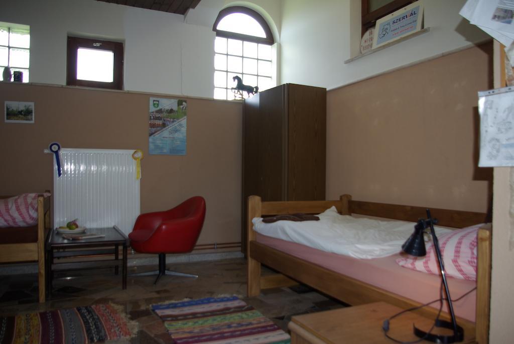 Dabasi Lovas Vendégház Chambre photo